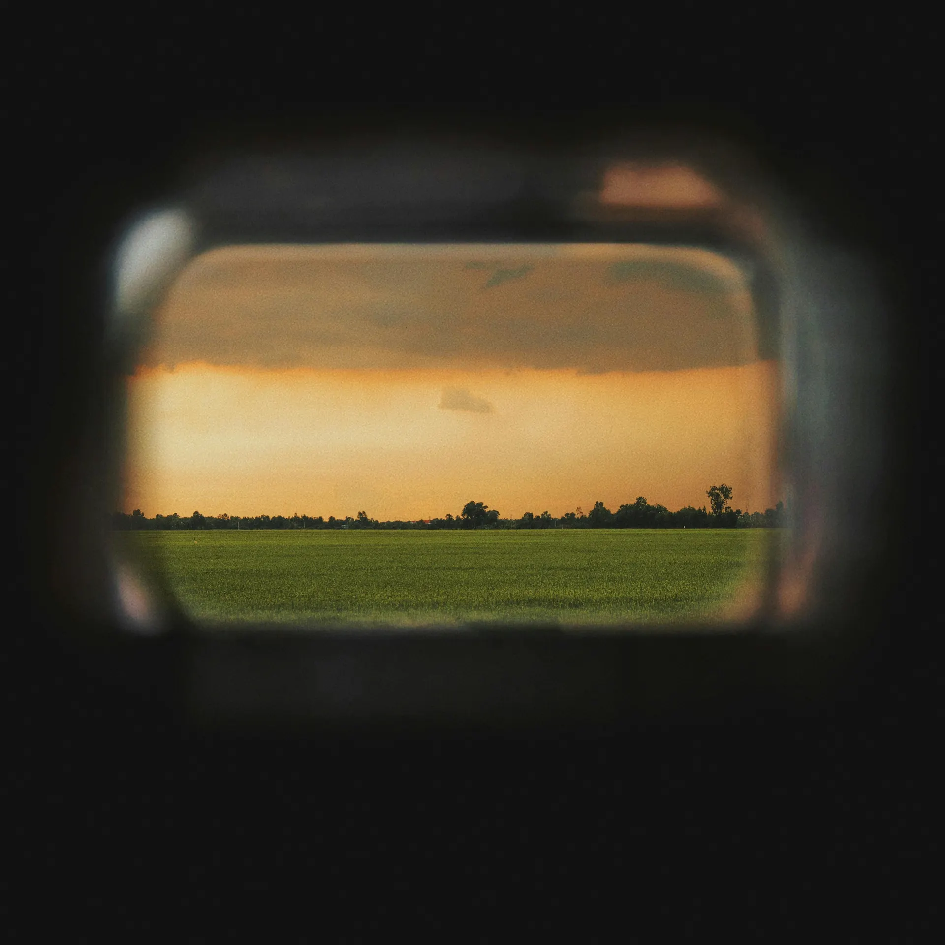 Paysage de campagne vu depuis la fenêtre d’un train international