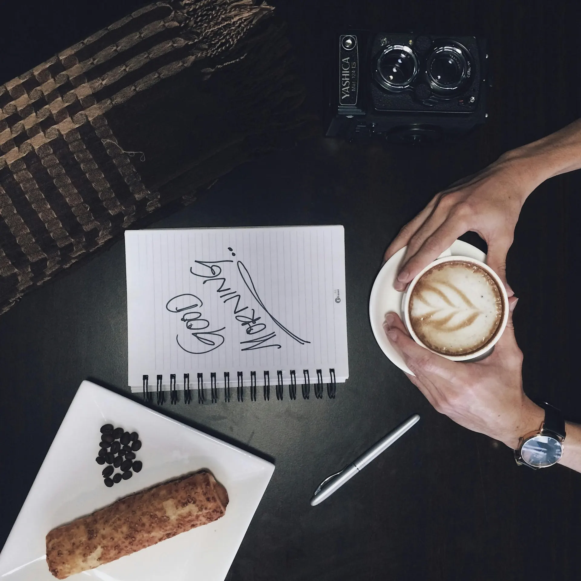 Carnet d’itinéraire ferroviaire, billet et tasse de café sur une table de gare lumineuse