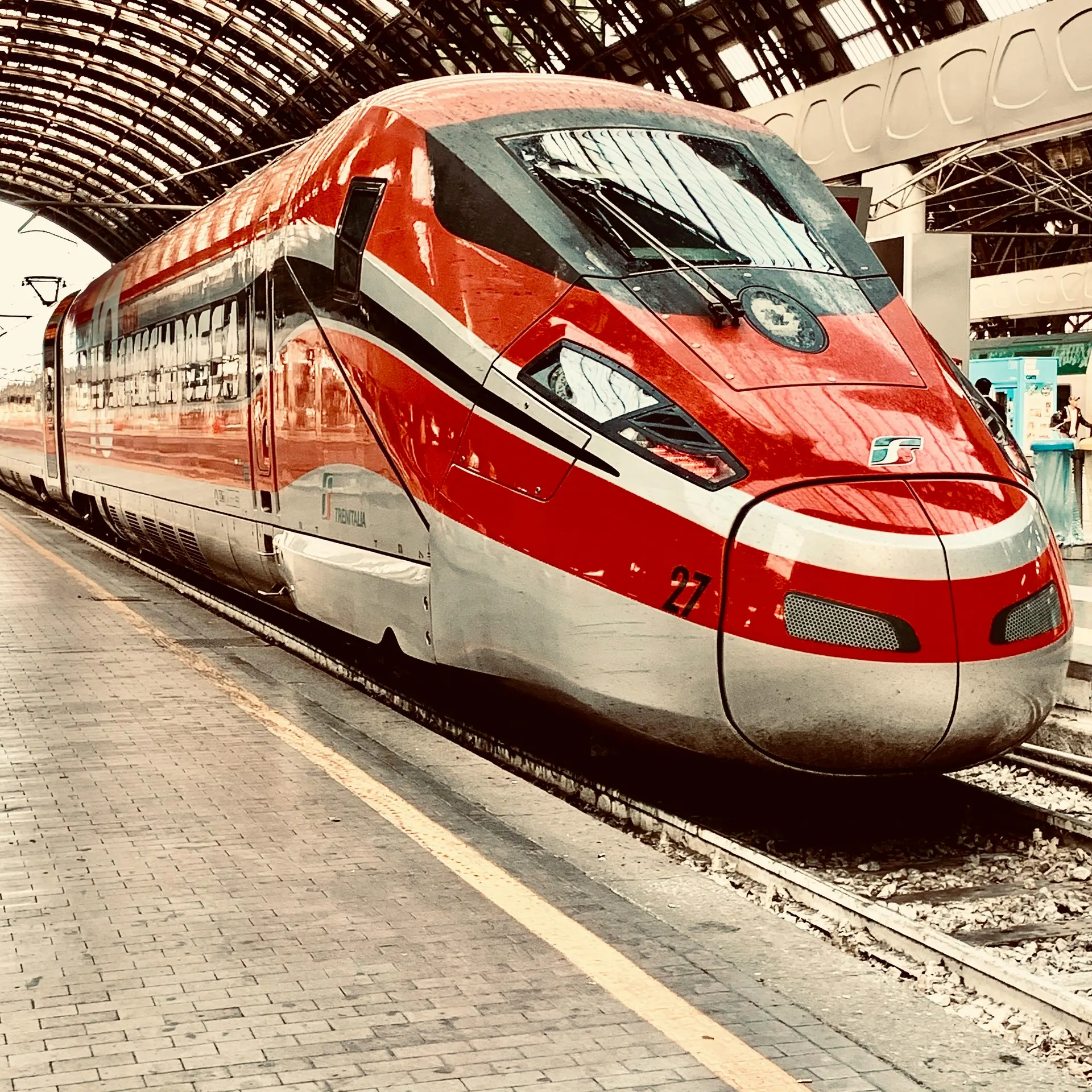 Gare côtière italienne avec couleurs douces, mer et départ de saison