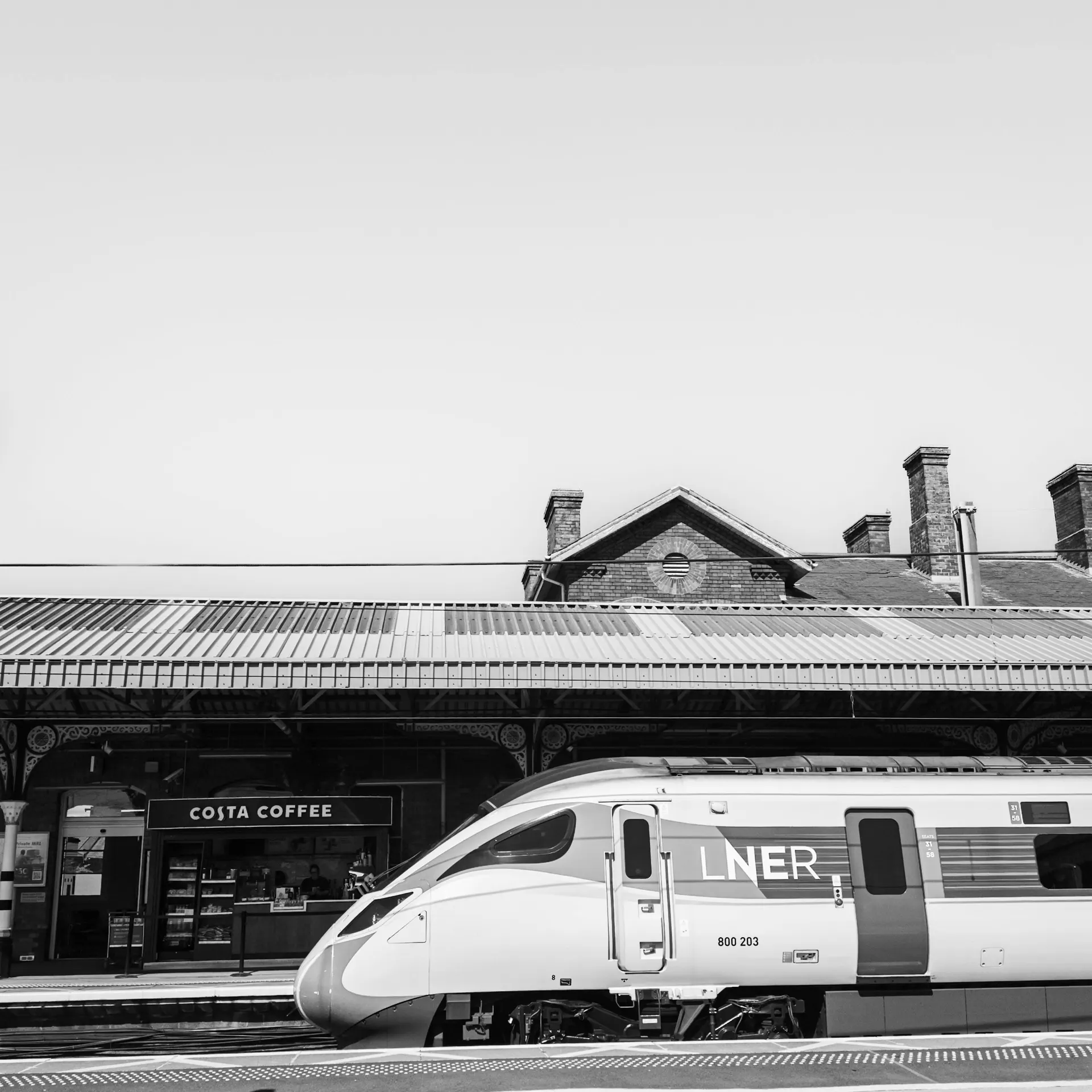 Train international entre Paris et Londres avec voyageurs de week-end et ambiance de gare contemporaine