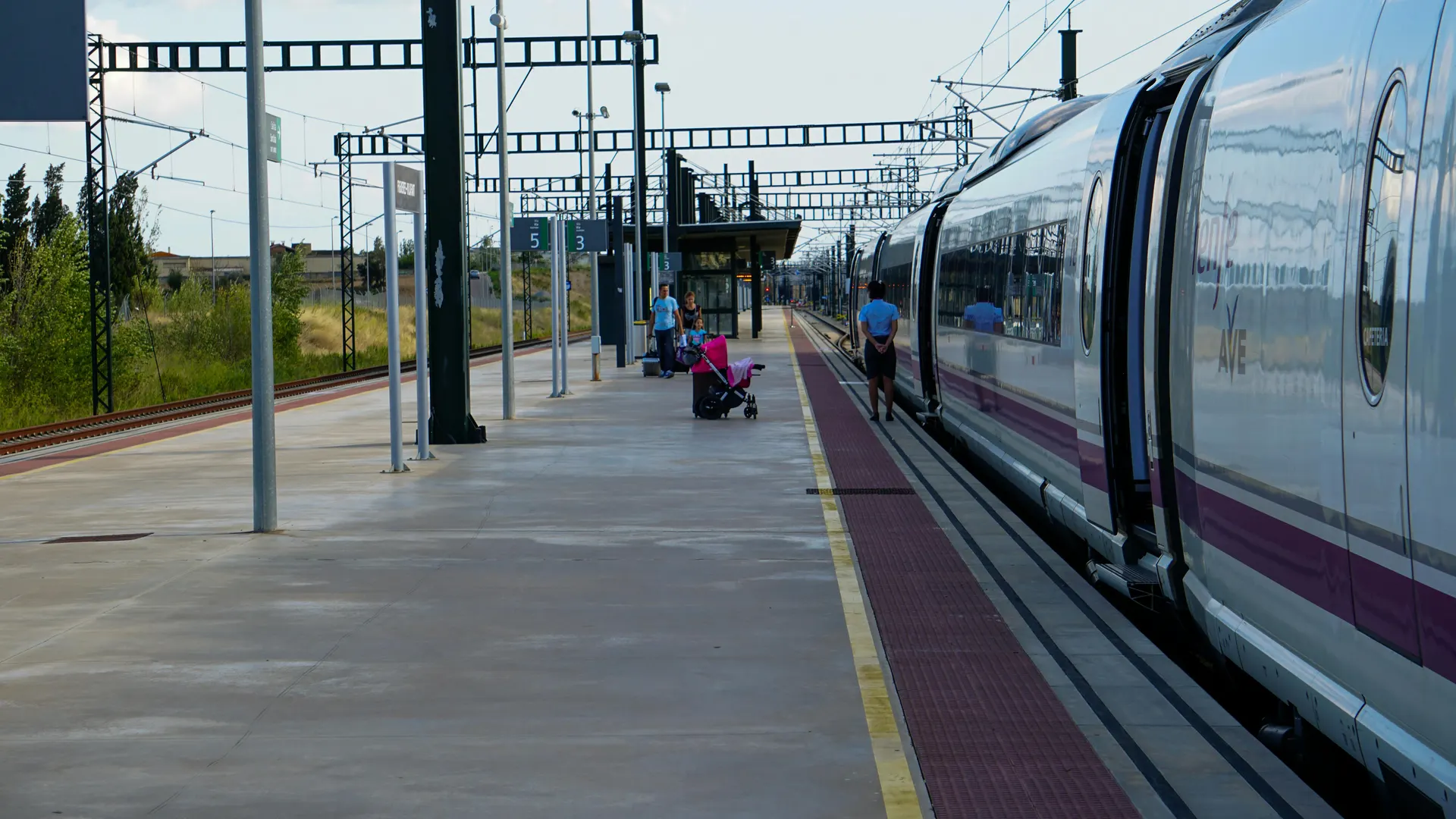 Gare espagnole lumineuse entre Barcelone et Madrid avec rythme de city break