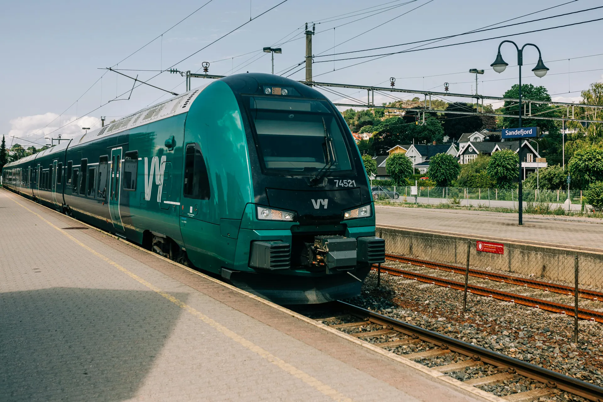 Train scandinave entre Copenhague et Stockholm avec paysage clair et design nordique