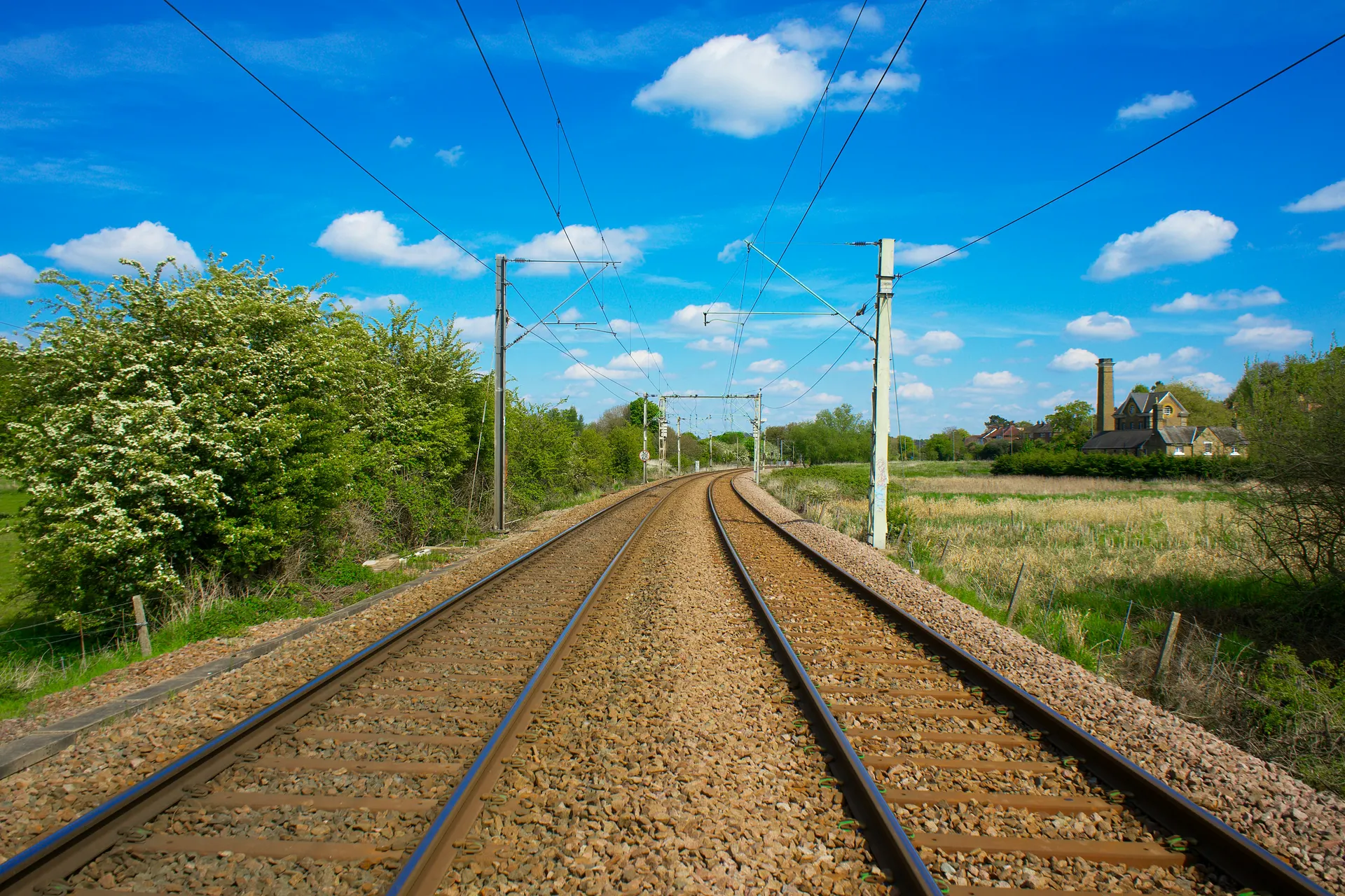 Train britannique en paysage ouvert entre Londres et Édimbourg au format panoramique