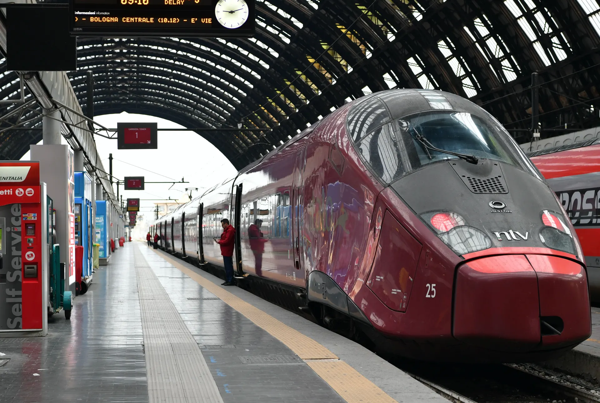Gare italienne et route ferroviaire vers Venise avec atmosphère élégante