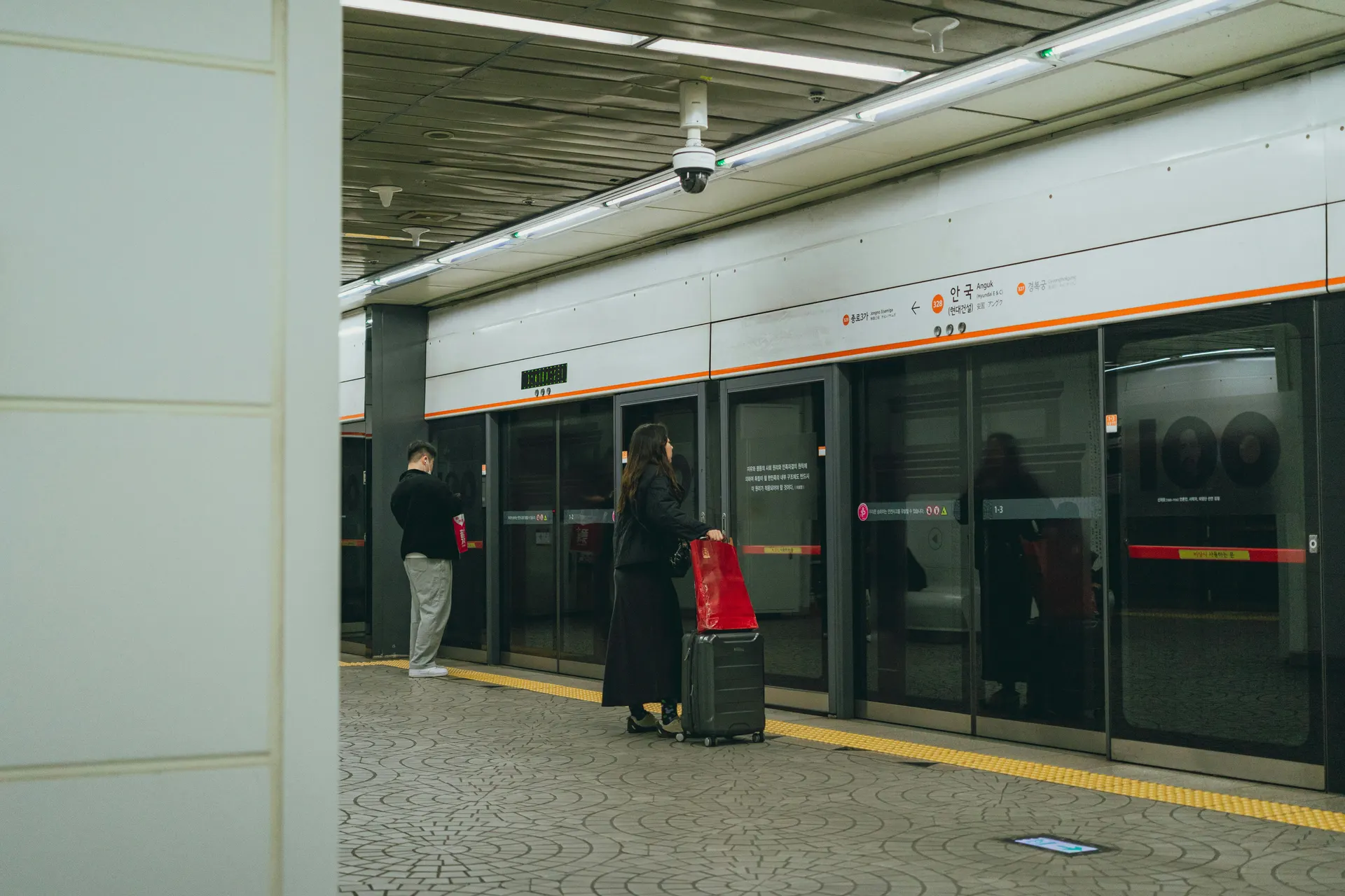 Train coréen rapide et skyline urbaine entre Séoul et Busan