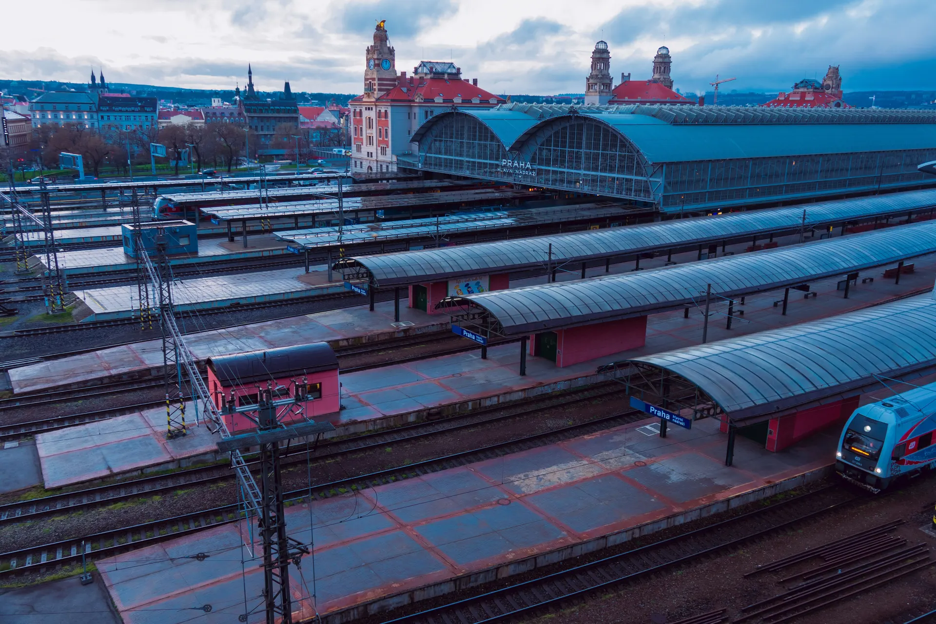 Train d’Europe centrale entre Vienne et Prague avec ville historique en arrière-plan